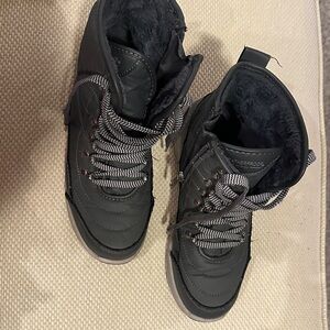 Weatherproof women’s grey side zip/faux fur winter boot/sneaker